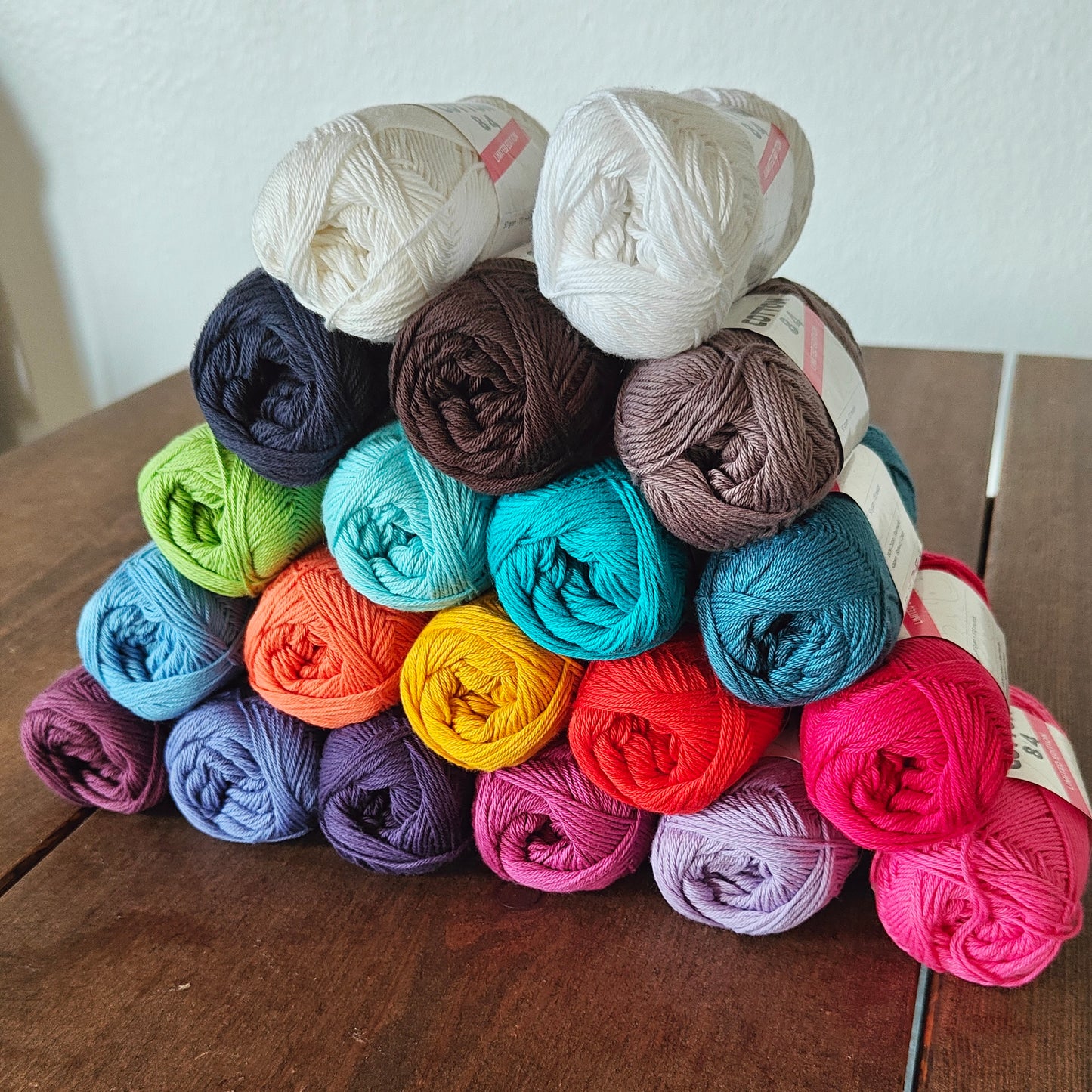 Farmer's Yarn Cotton 8/4 Limited Edition fuldt farveudvalg i pyramideopstilling, Vindrue-farven forrest