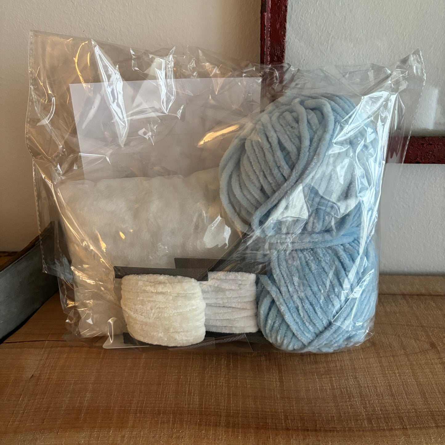 Garnpakke Bamse Kanin – indhold med petroleumsfarvet chenillegarn og fyld