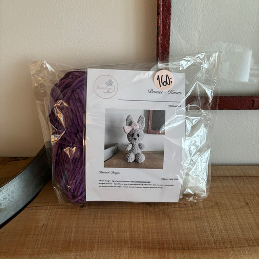 Garnpakke Bamse Kanin – hækleopskrift med foto af grå hæklet kanin, pris 160 kr