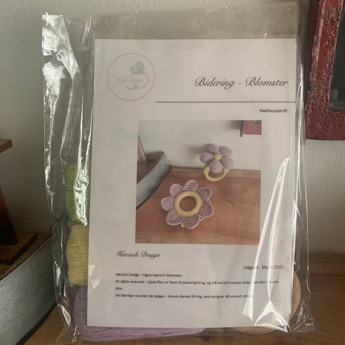 Garnpakke Bideringe Blomster – opskriftsforside med to lilla blomsterbideringe