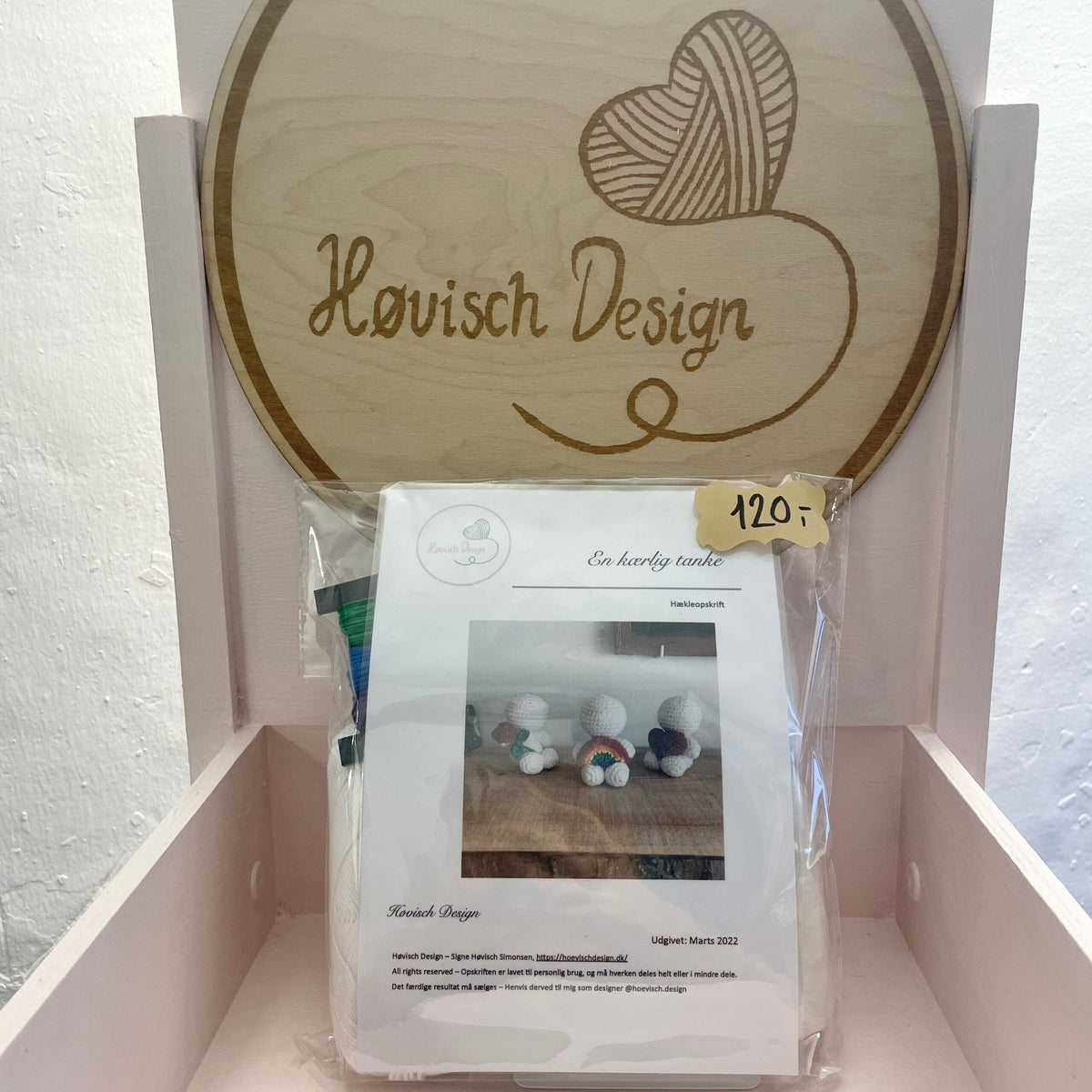 Garnpakke En kærlig tanke – hækleopskrift med tre hvide figurer med rose, regnbue og hjerte, pris 120 kr