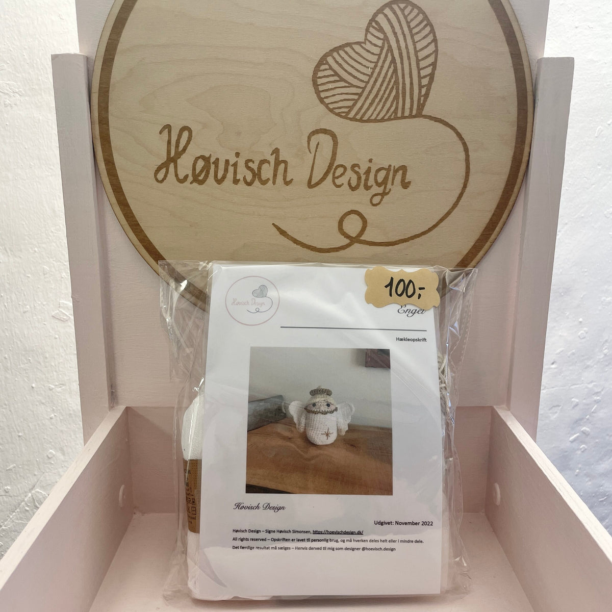 Garnpakke Engel – opskriftsforside i butiksstativ, 100 kr