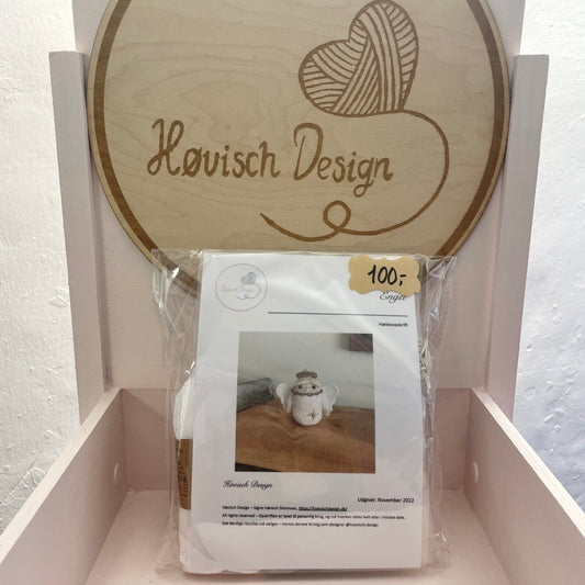 Garnpakke Engel – opskriftsforside i butiksstativ, 100 kr