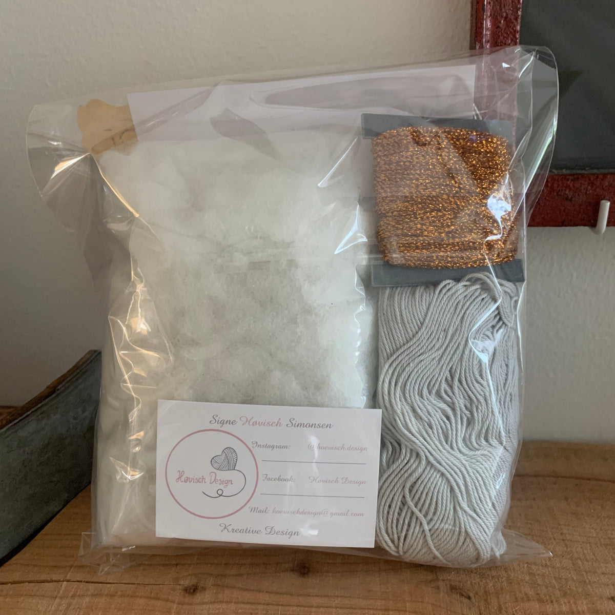 Garnpakke julekugler med hvid fyldning, kobberfarvet glimmer-garn og gråt garn