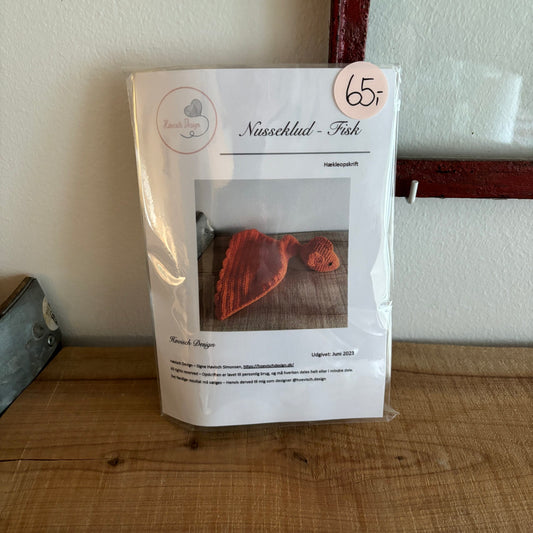 Garnpakke Nusseklud Fisk – hækleopskrift med foto af orange hæklet fisk, pris 65 kr