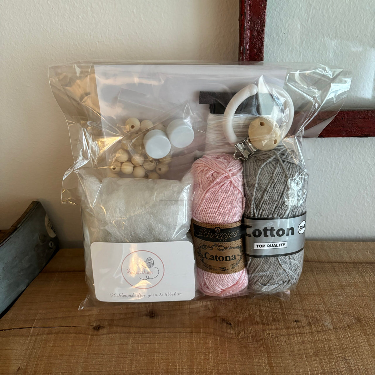 Garnpakke Ophæng Kaniner – indhold med gråt Cotton-garn og lyserødt Catona-garn