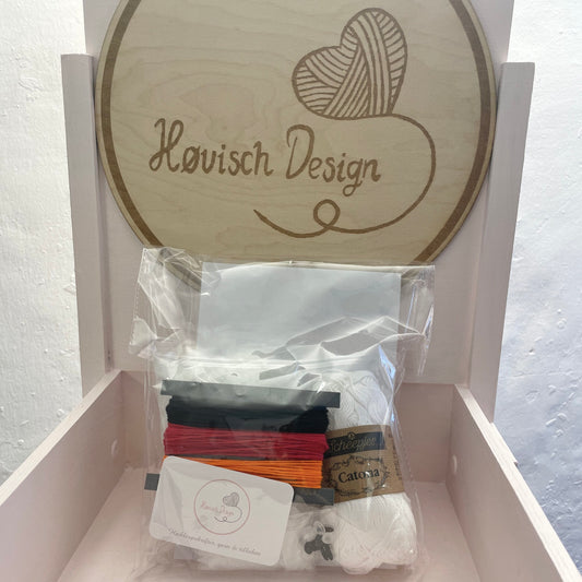 Garnpakke Snemand – indhold med hvidt garn, sort/rødt/orange broderigarn og øjne