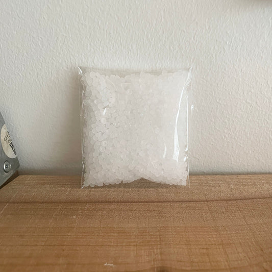 Pose med 50 gram hvidt plastgranulat til fyld, variant 1