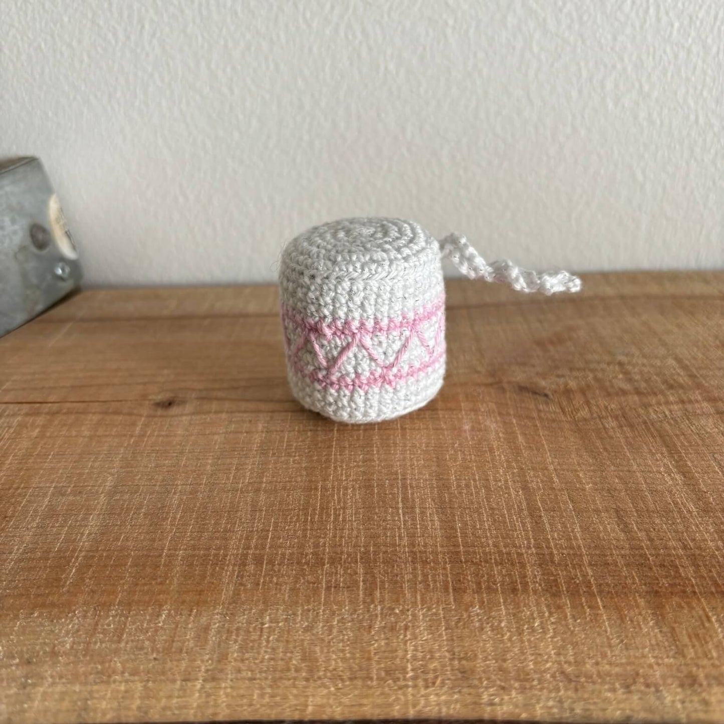 Hæklet tromme med pink mønster, nærbillede