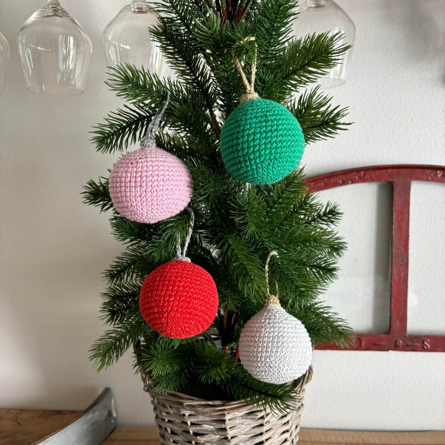 Hæklede julekugler i juletræ – pink, grøn, rød og hvid
