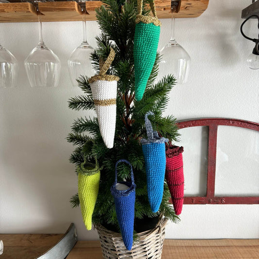 Hæklede kræmmerhuse i flere farver hængt op i miniature juletræ