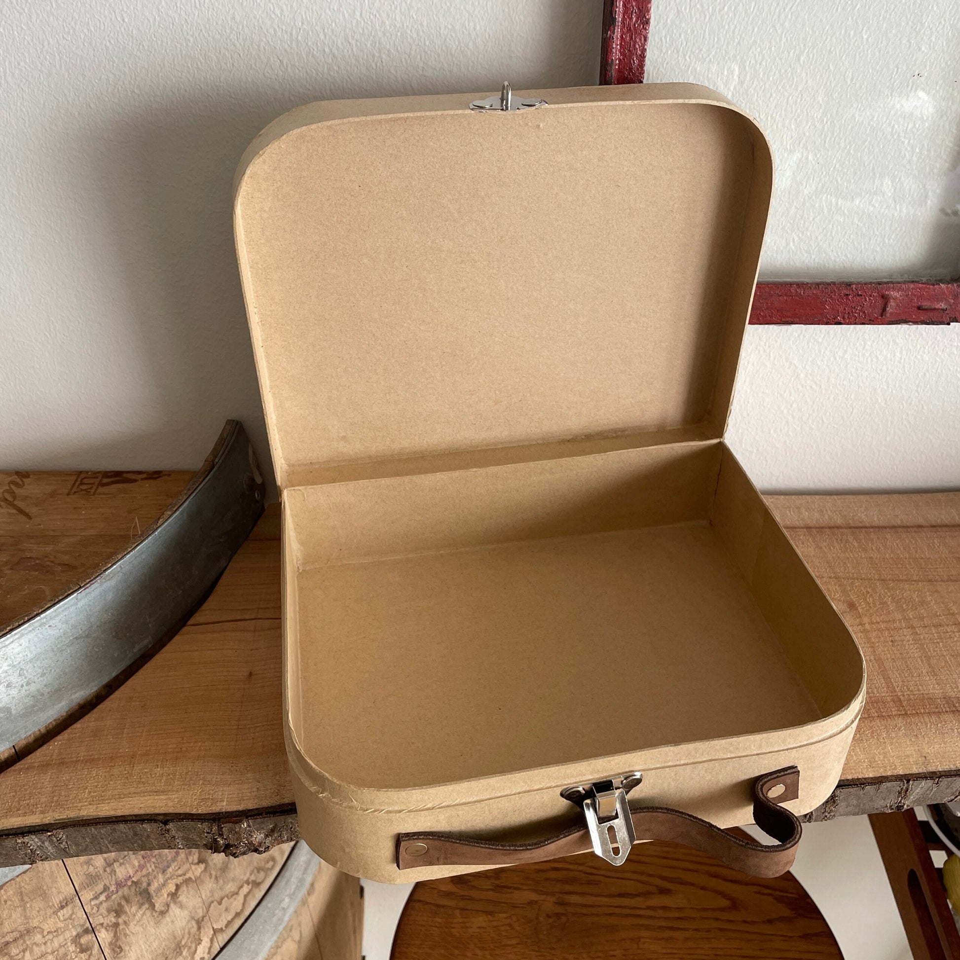 Stor papkuffert i beige, lukket, med metallås og læderhank