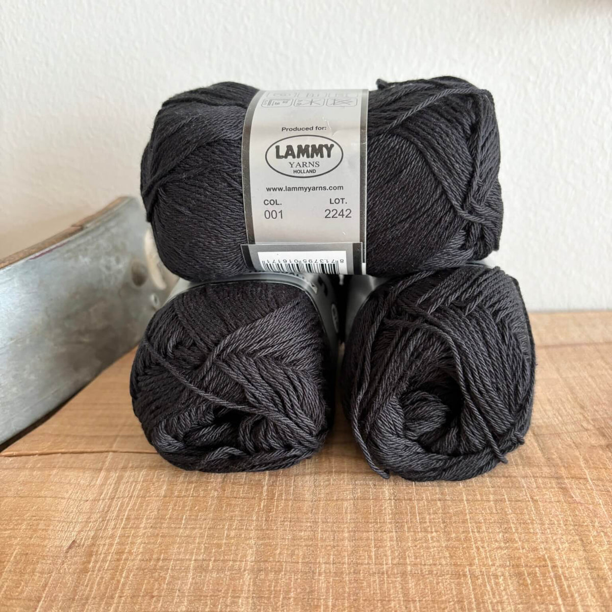 Garnnøgler Lammy Cotton 8/4 sort – nærbillede af etiket med farvenummer 001
