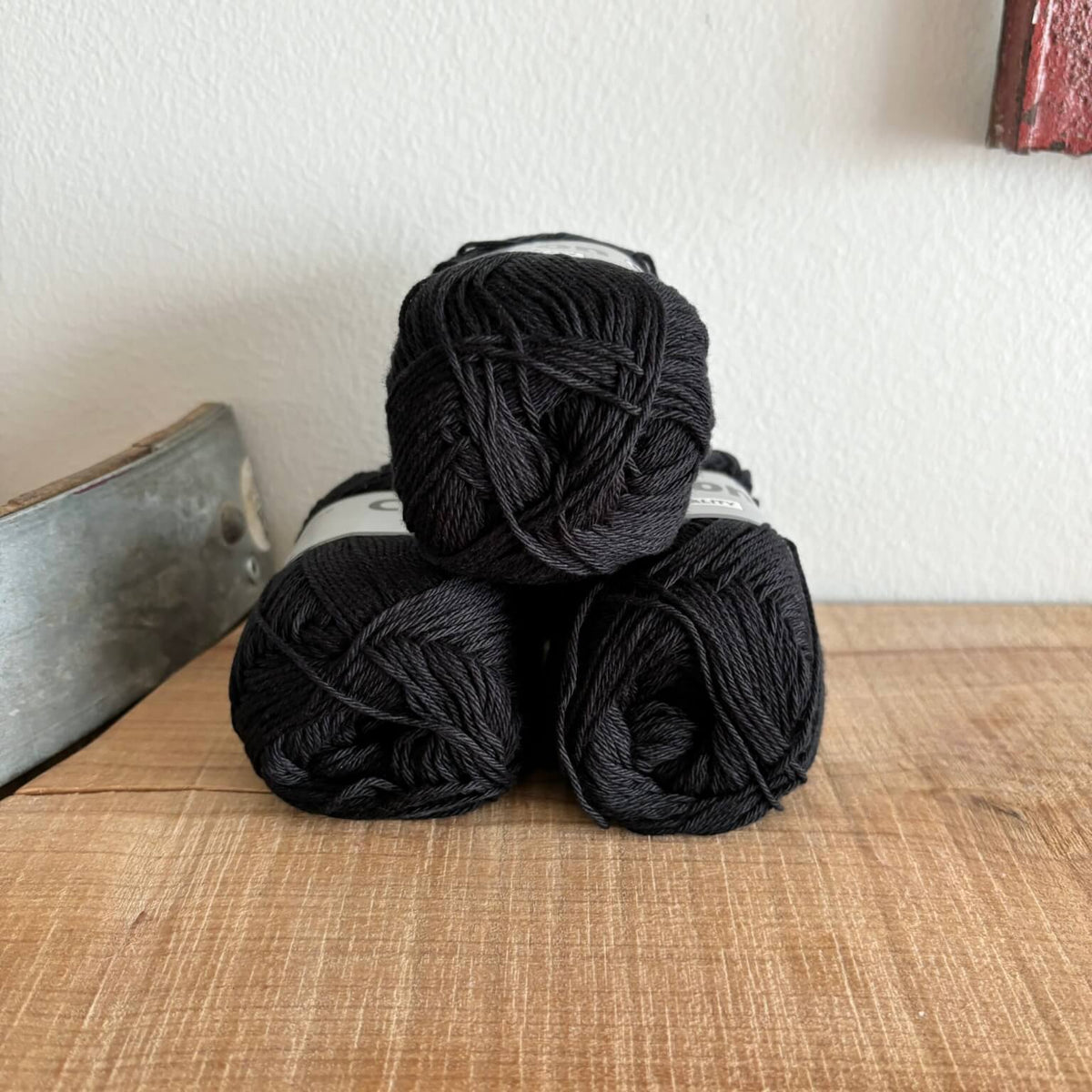 Tre garnnøgler Lammy Cotton 8/4 i sort, stablet