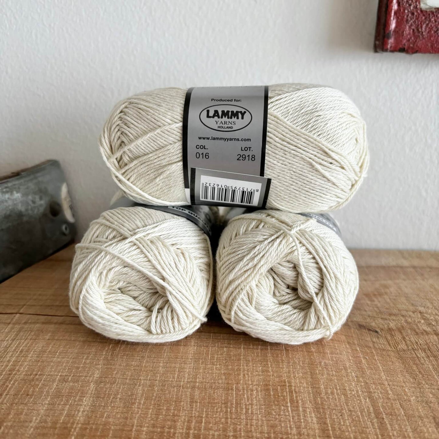 Lammy Cotton 8/4 creme – nærbillede af etiket med farvenummer 016