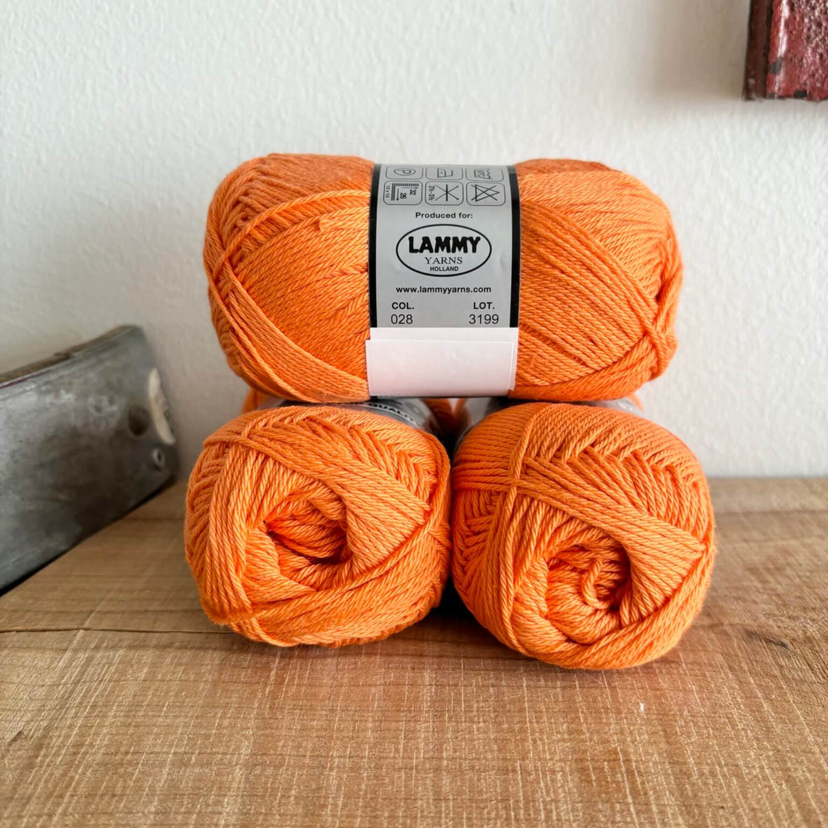 Lammy Cotton 8/4 mørk orange – nærbillede af etiket med farvenummer 28