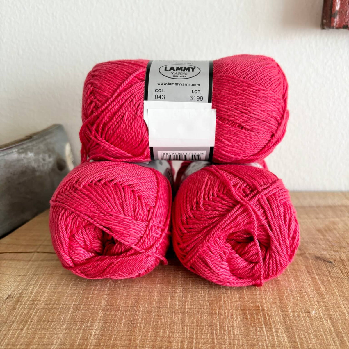 Garnnøgler Lammy Cotton 8/4 rød – nærbillede af etiket med farvenummer 043