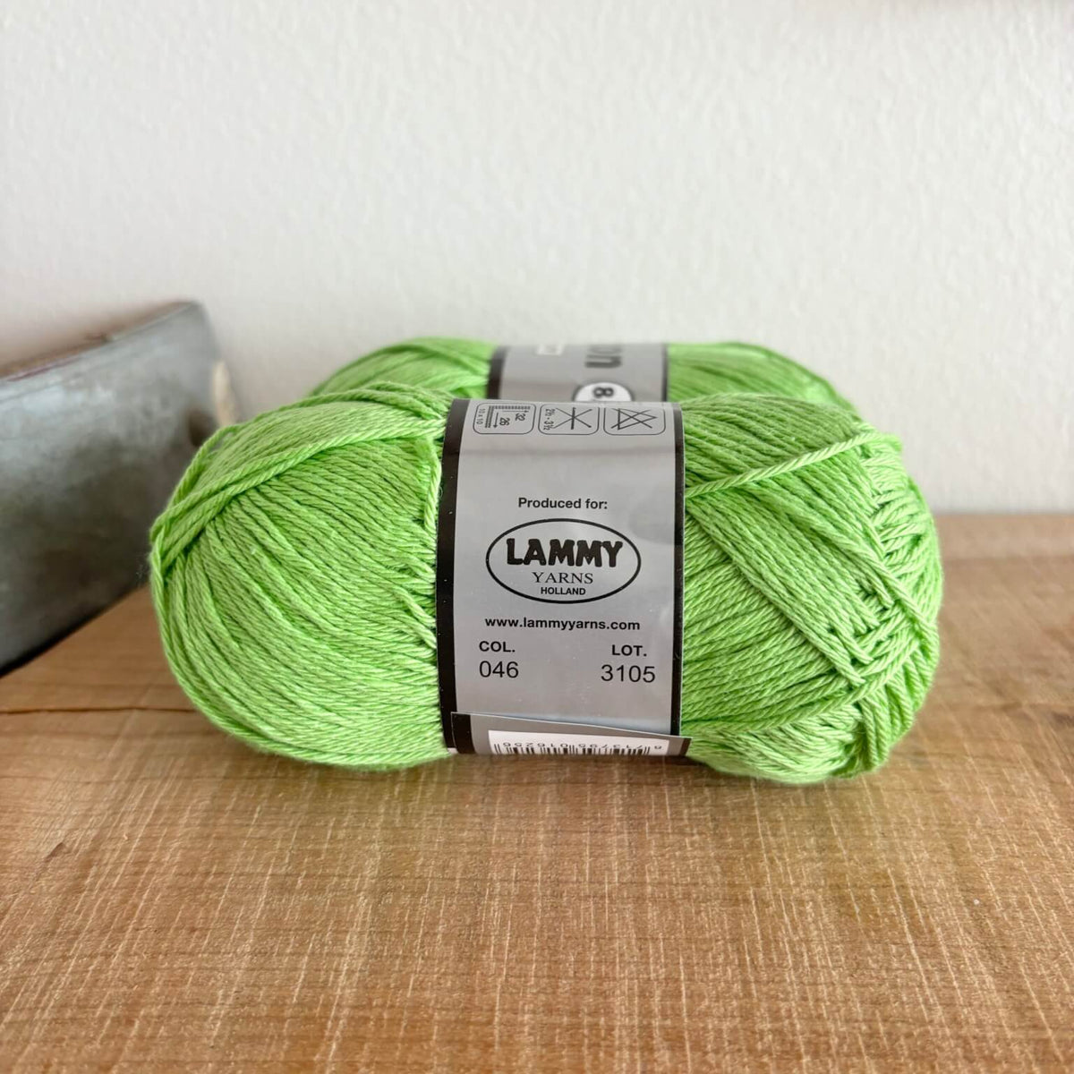Garnnøgle Lammy Cotton 8/4 æblegrøn – nærbillede af etiket med farvenummer 046