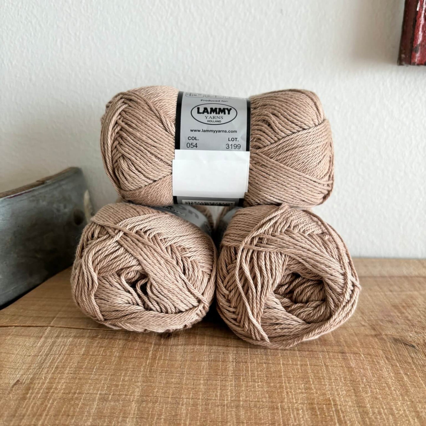Lammy Cotton 8/4 lysebrun – nærbillede af etiket med farvenummer 054