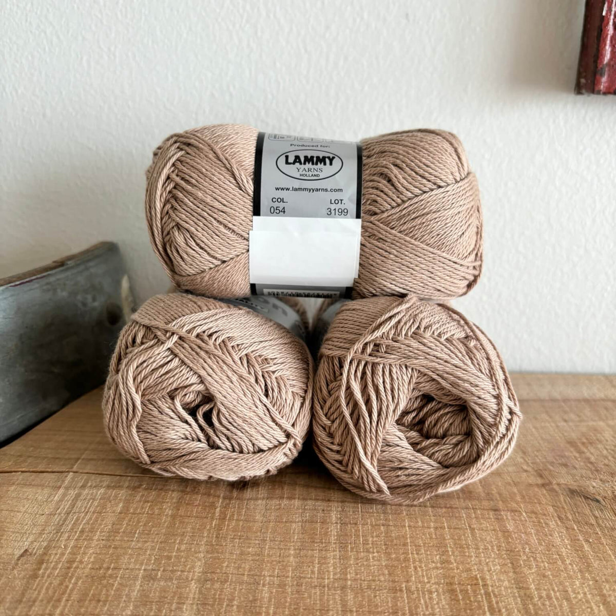 Lammy Cotton 8/4 lysebrun – nærbillede af etiket med farvenummer 054