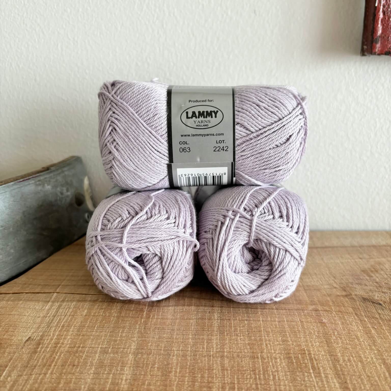 Lammy Cotton 8/4 lavendel – nærbillede af etiket med farvenummer 063