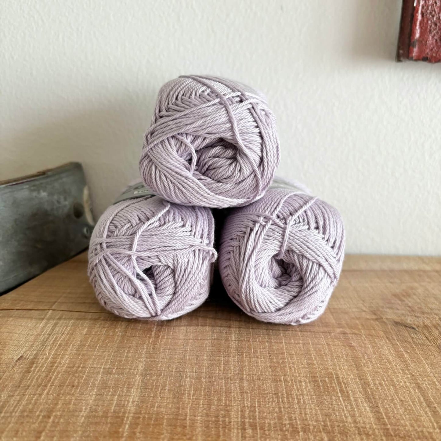 Tre garnnøgler Lammy Cotton 8/4 i lavendel, stablet