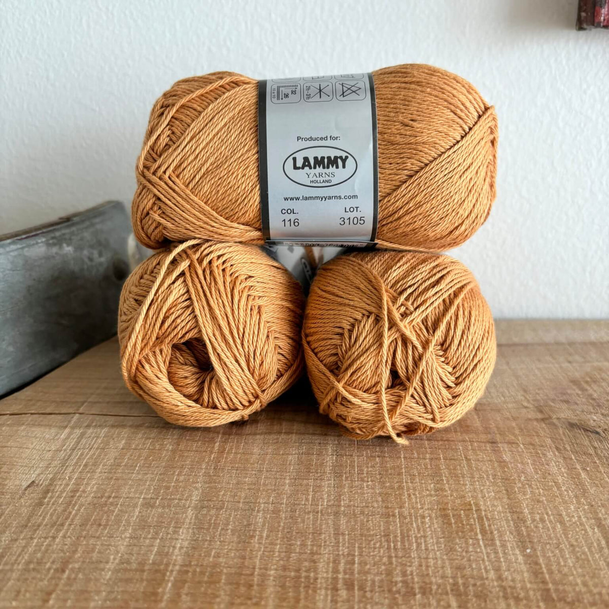Garnnøgler Lammy Cotton 8/4 karamelbrun – nærbillede af etiket med farvenummer 116