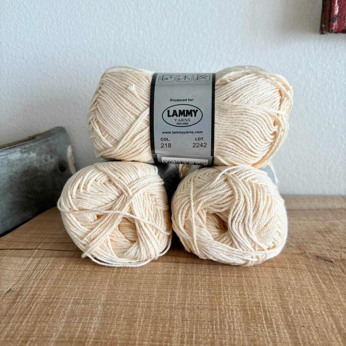 Garnnøgler Lammy Cotton 8/4 vanilje – nærbillede af etiket med farvenummer 218