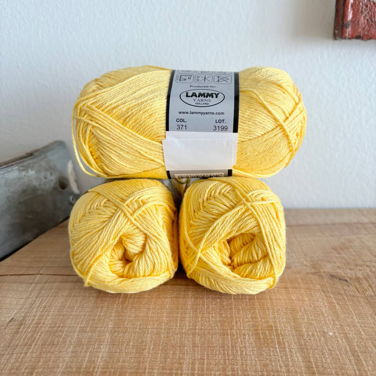 Lammy Cotton 8/4 lysegul – nærbillede af etiket med farvenummer 371