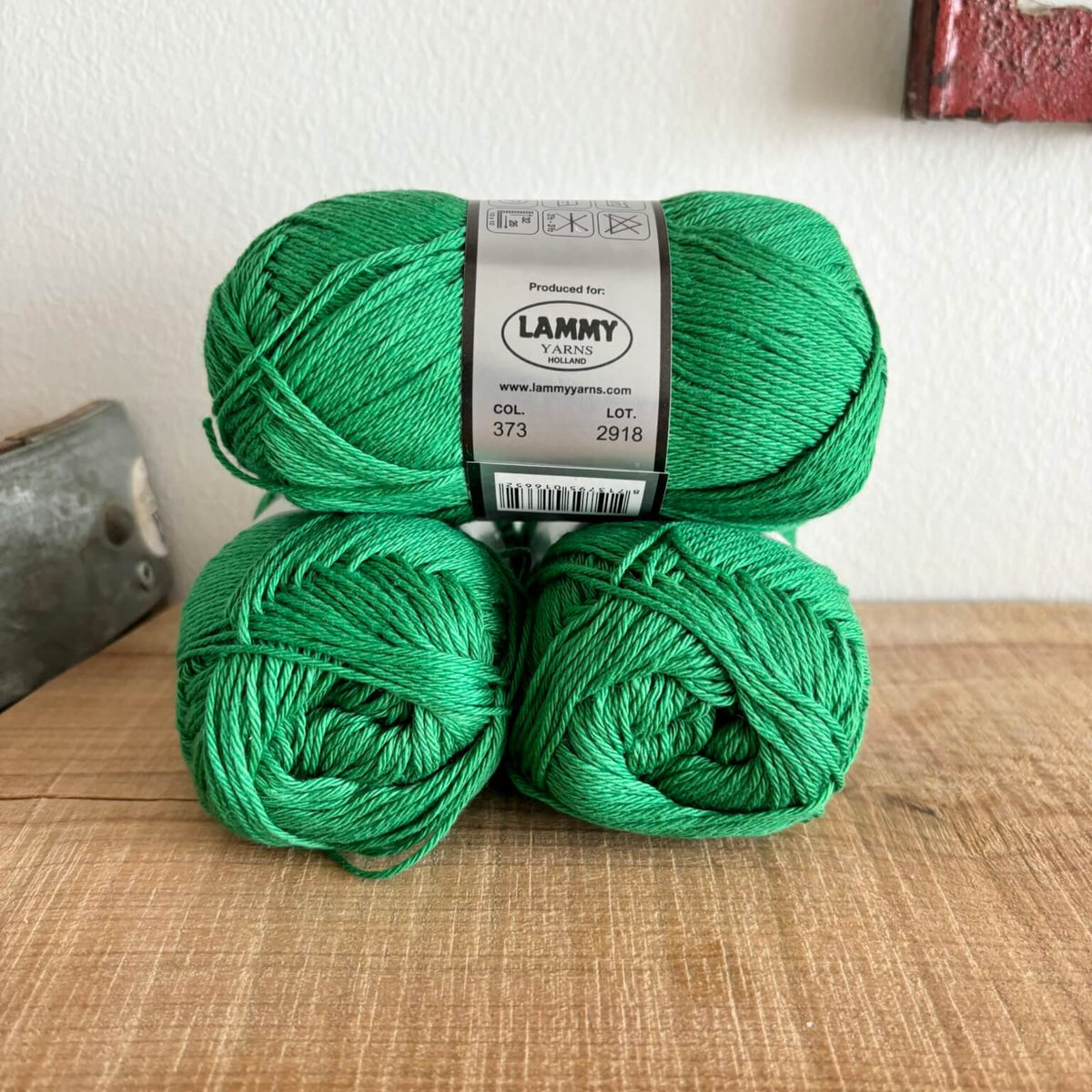 Lammy Cotton 8/4 grøn – nærbillede af etiket med farvenummer 373