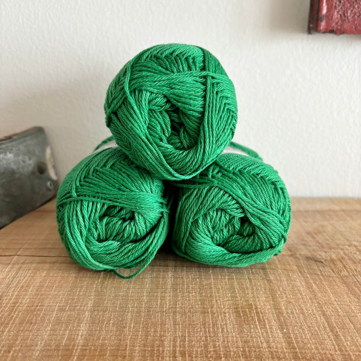 Tre garnnøgler Lammy Cotton 8/4 i grøn, stablet