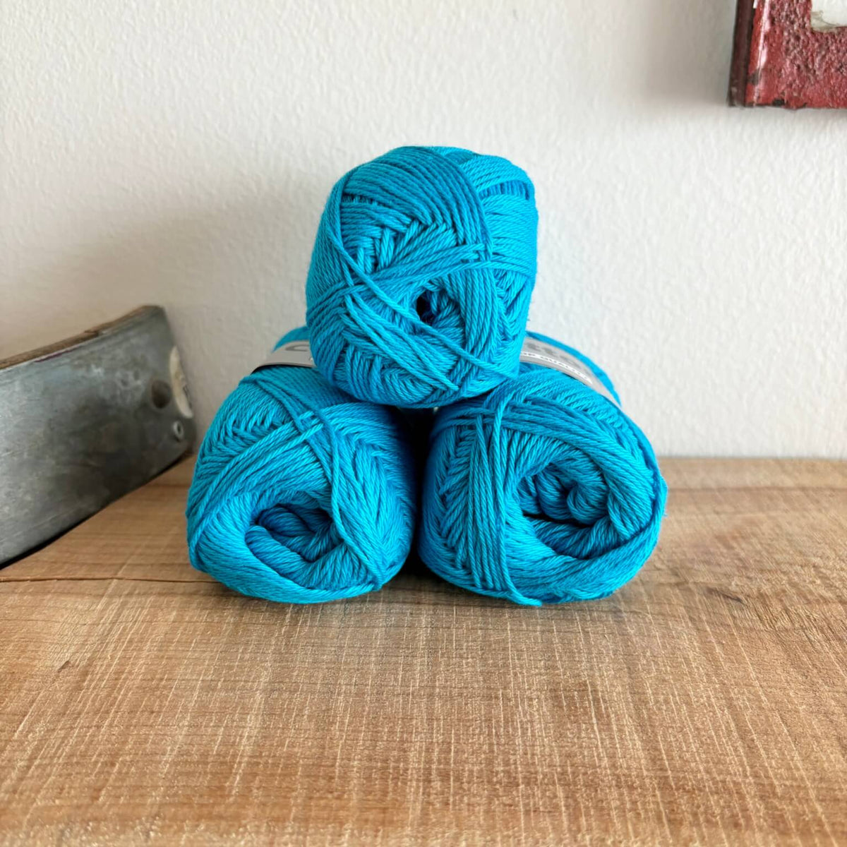 Tre garnnøgler Lammy Cotton 8/4 i blå, stablet