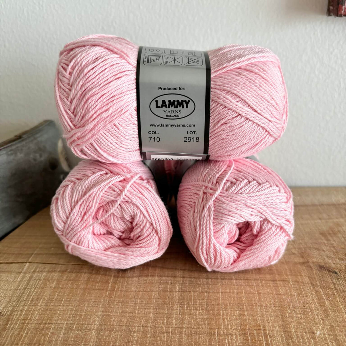 Lammy Cotton 8/4 lys rosa – nærbillede af etiket med farvenummer 710