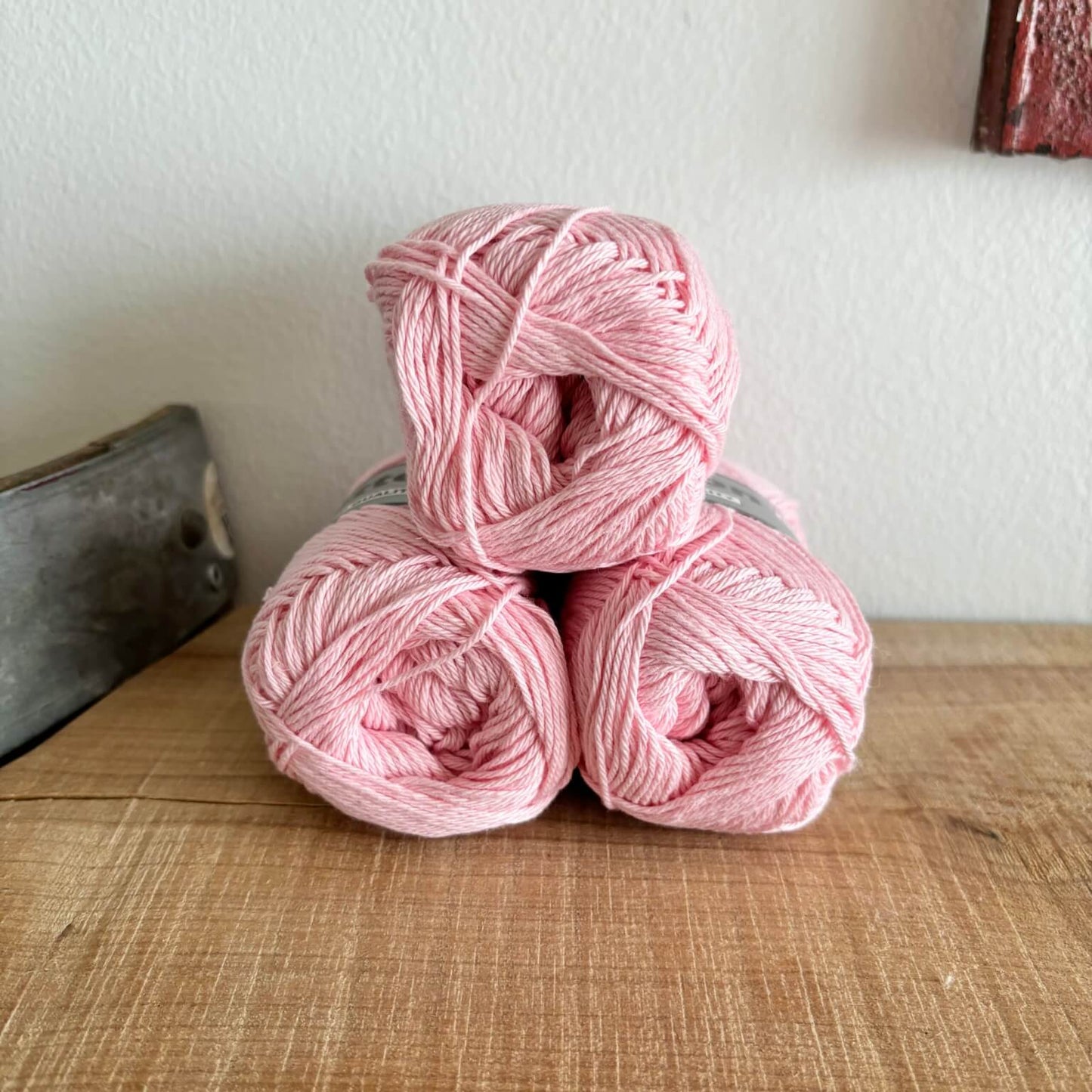 Tre garnnøgler Lammy Cotton 8/4 i lys rosa, stablet