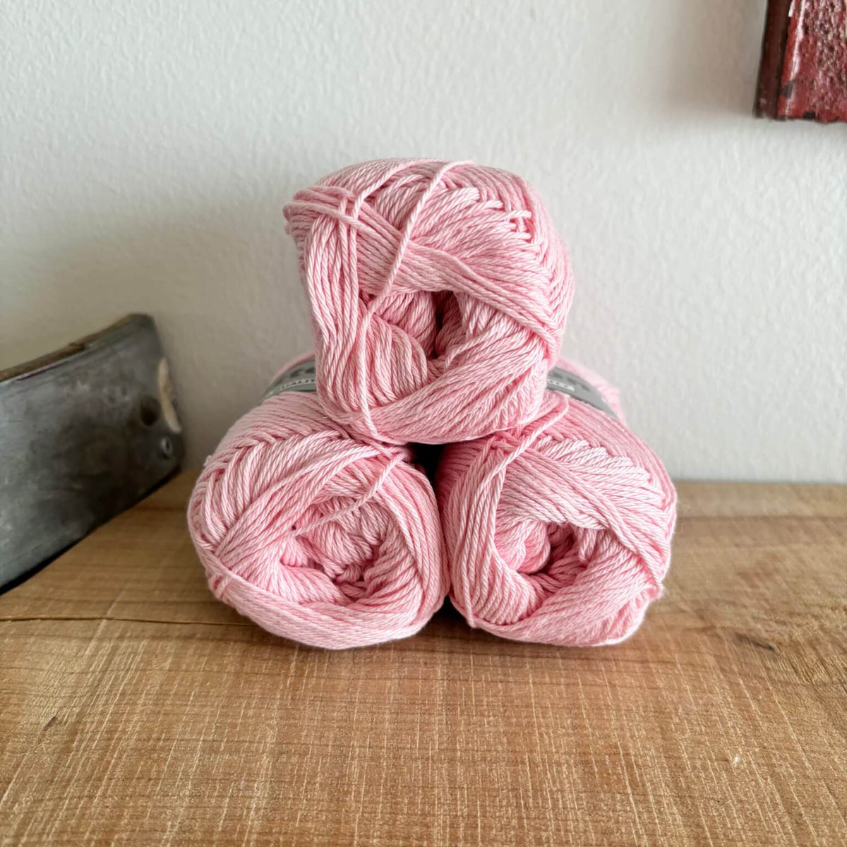 Tre garnnøgler Lammy Cotton 8/4 i lys rosa, stablet