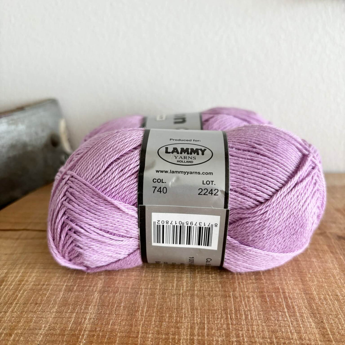 Lammy Cotton 8/4 orkide – nærbillede af etiket med farvenummer 740