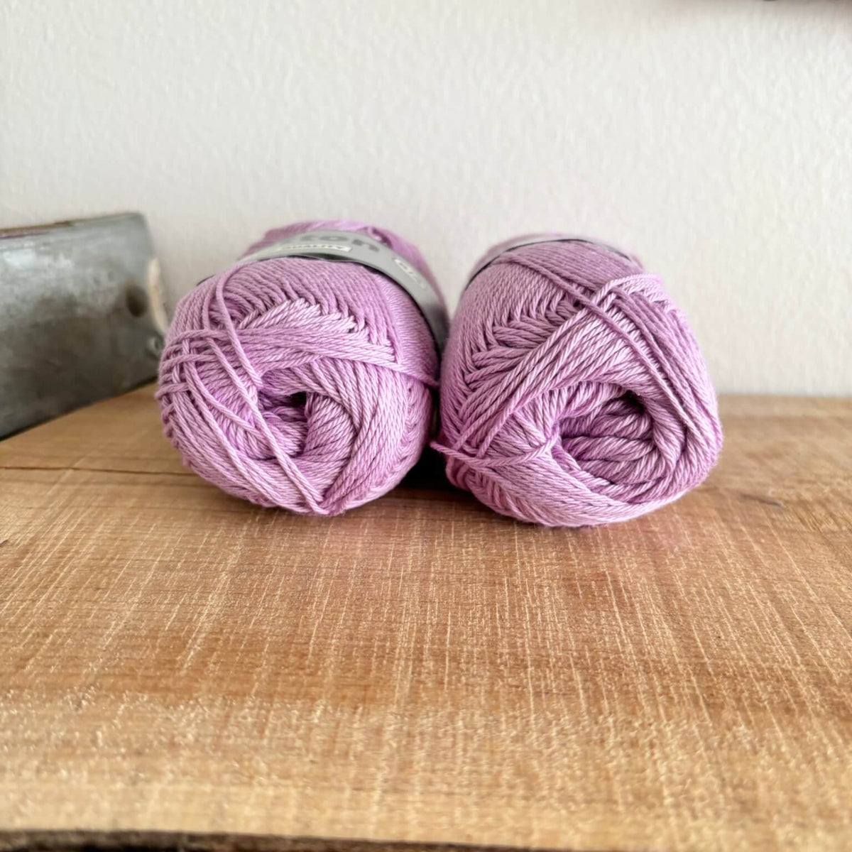 Tre garnnøgler Lammy Cotton 8/4 i orkidefarvet, stablet