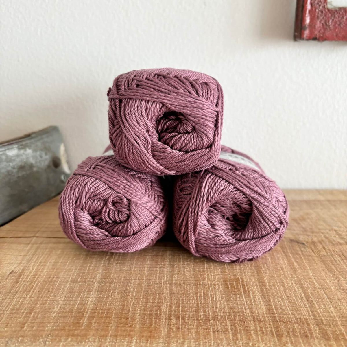 Tre garnnøgler Lammy Cotton 8/4 i gammelrosa (Thulian), stablet