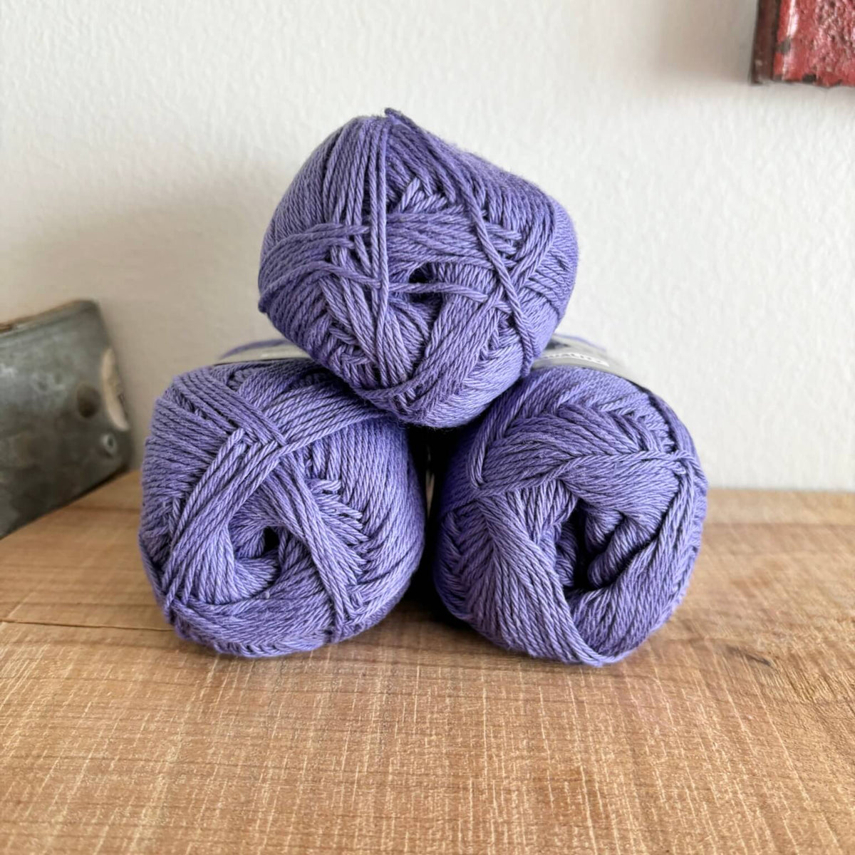 Tre garnnøgler Lammy Cotton 8/4 i regency, stablet