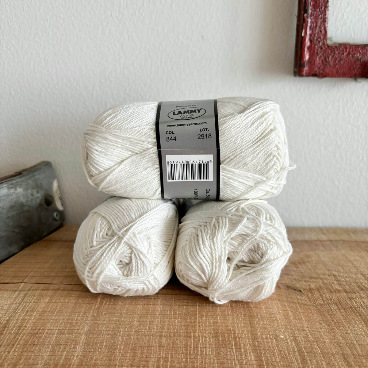 Lammy Cotton 8/4 råhvid – nærbillede af etiket med farvenummer 844
