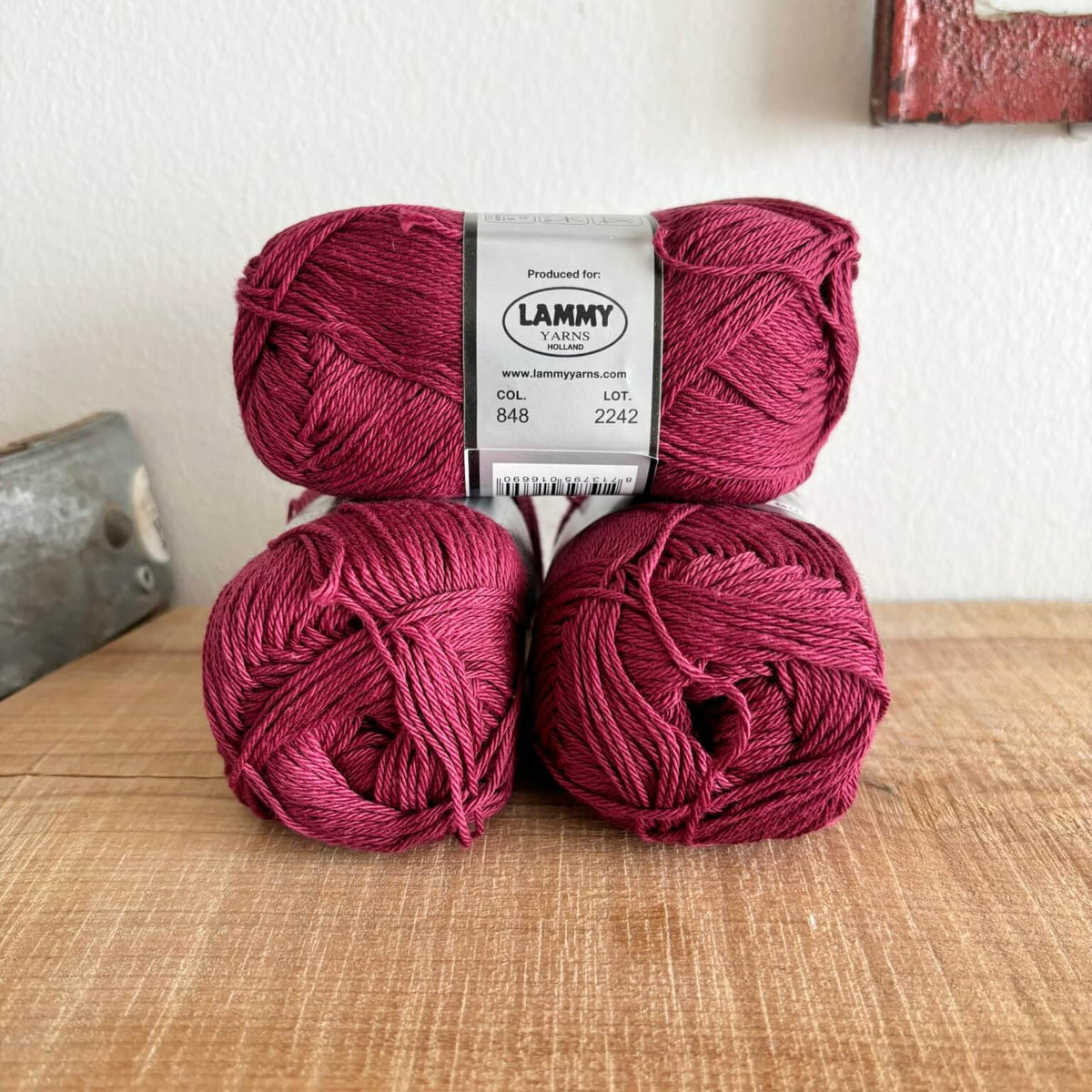 Lammy Cotton 8/4 vinrød – nærbillede af etiket med farvenummer 848