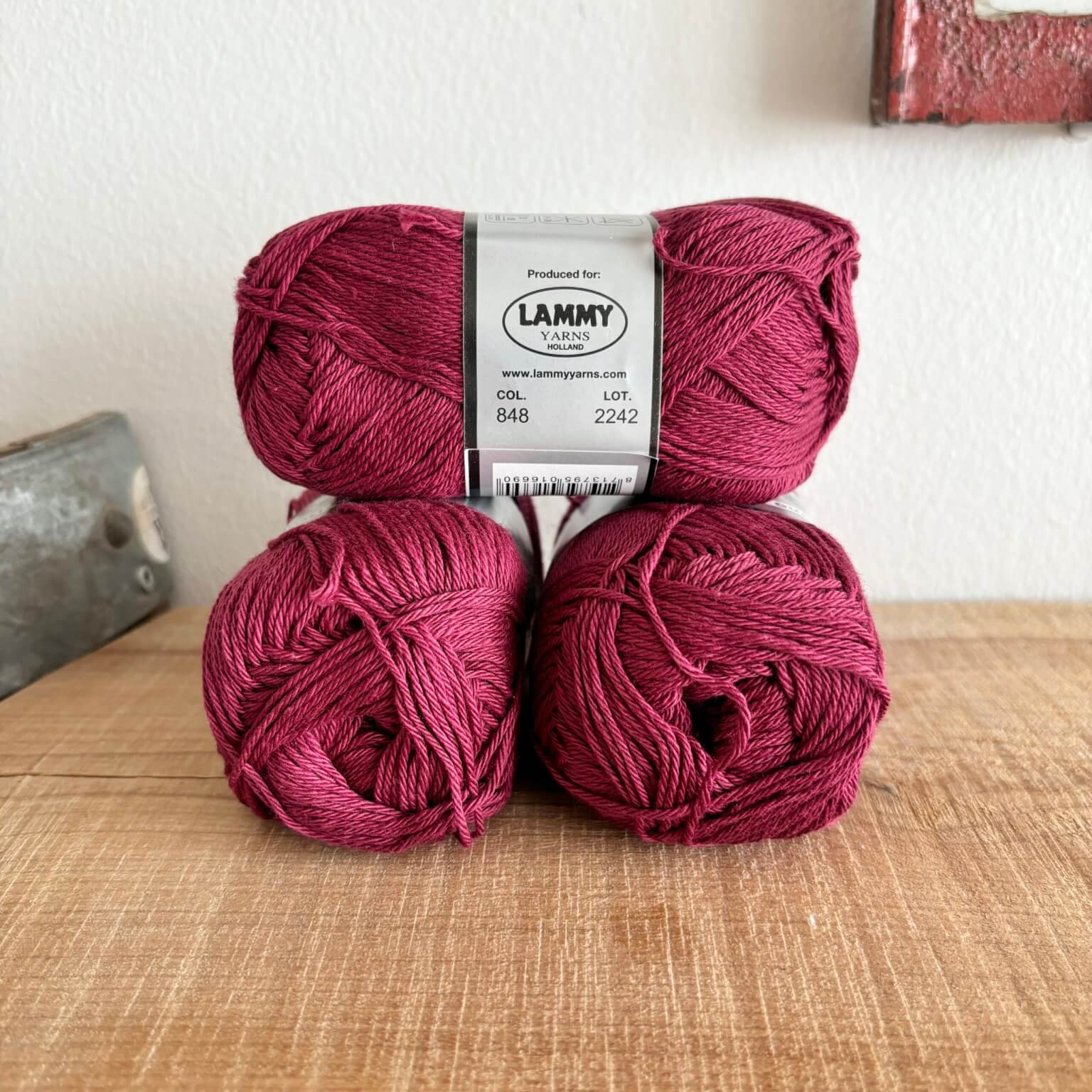 Lammy Cotton 8/4 vinrød – nærbillede af etiket med farvenummer 848