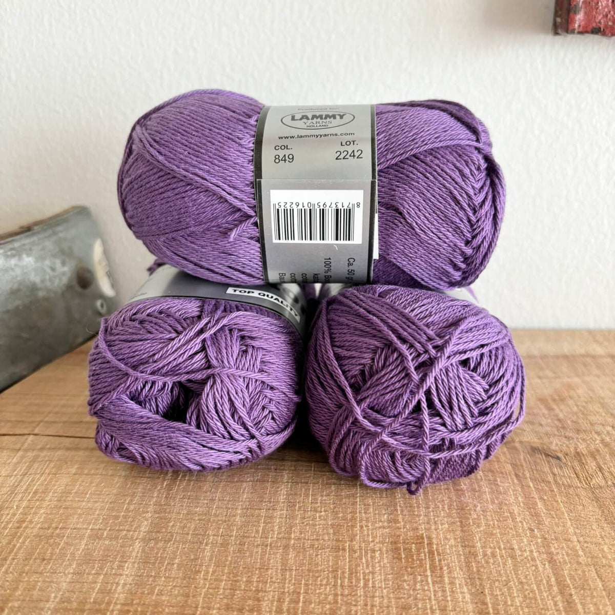 Lammy Cotton 8/4 lilla – nærbillede af etiket med farvenummer 849