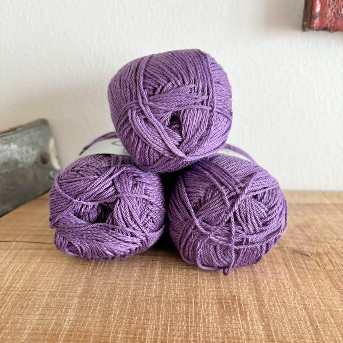 Tre garnnøgler Lammy Cotton 8/4 i lilla, stablet