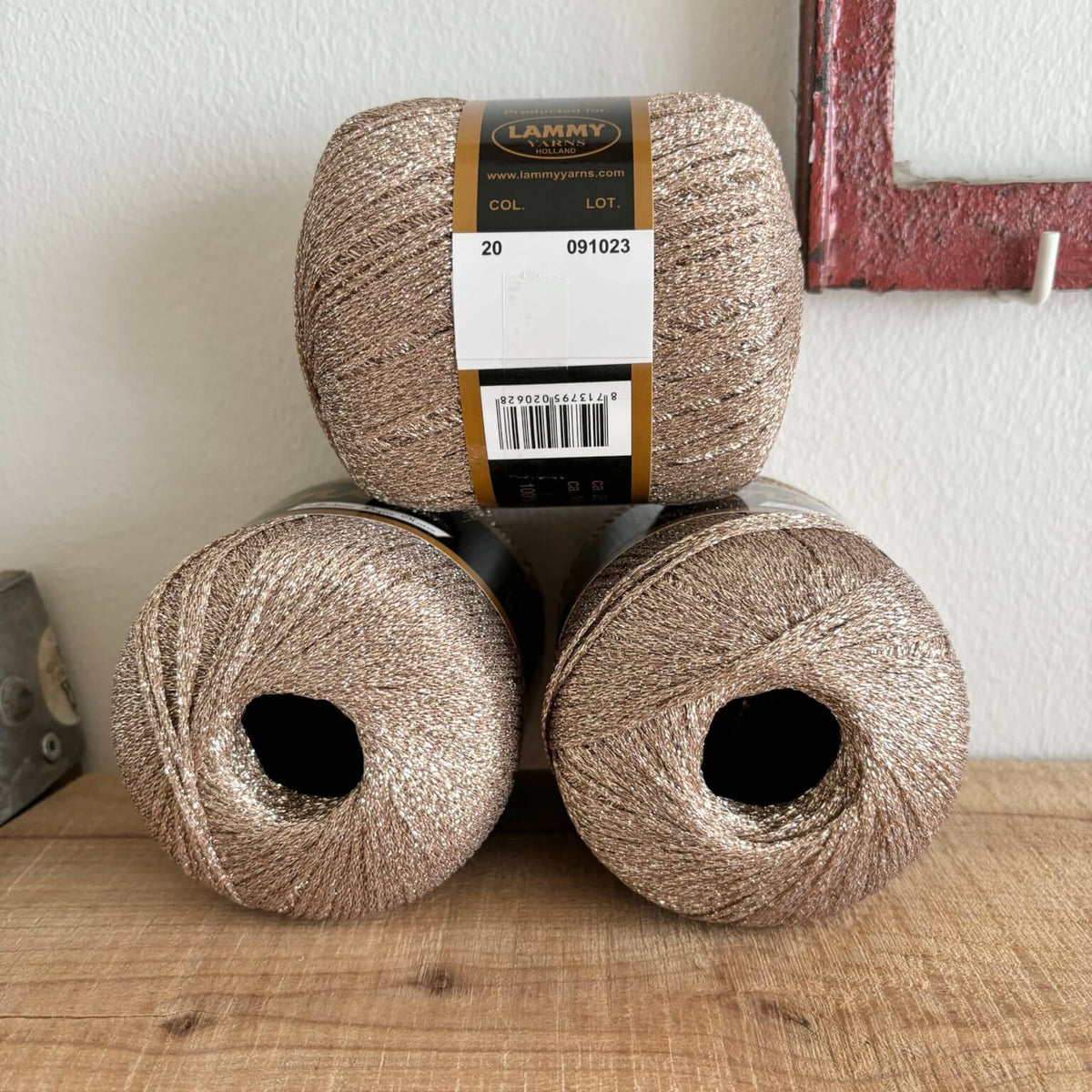 Glimmergarn Lurex beige – nærbillede af etiket med farvenummer 20
