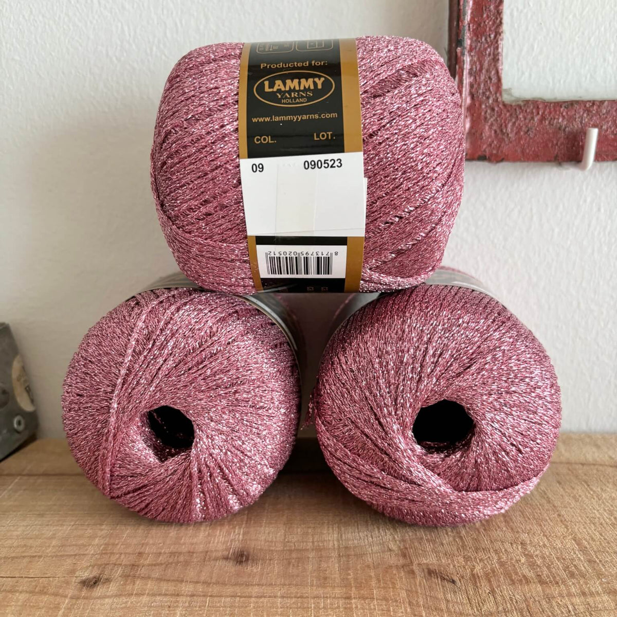 Glimmergarn Lurex rosa – nærbillede af etiket med farvenummer 9