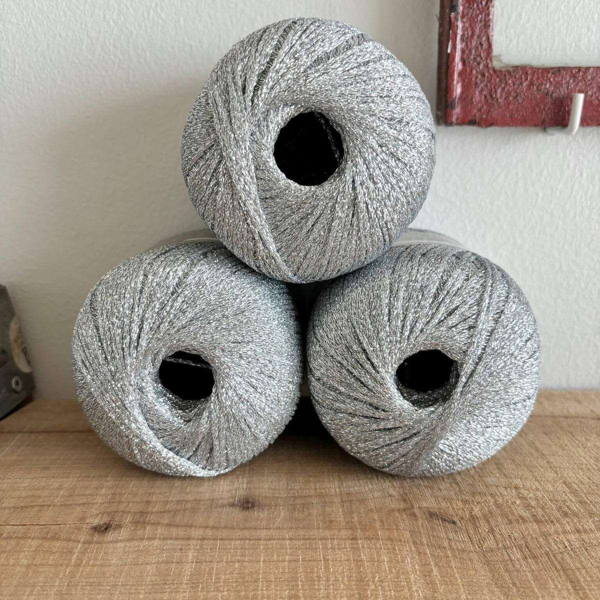 Lurex glimmergarn sølv nr. 1, nærbillede af den glimtende garnstruktur