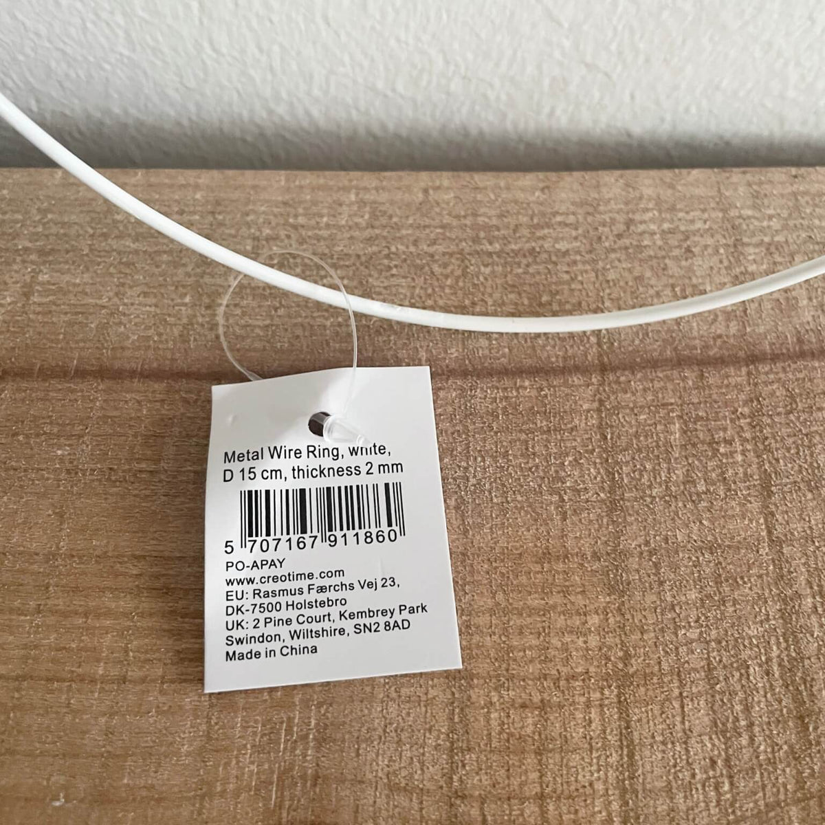 Metalring, hvid, 15 cm – nærbillede af etiket med mål og tykkelse 2 mm