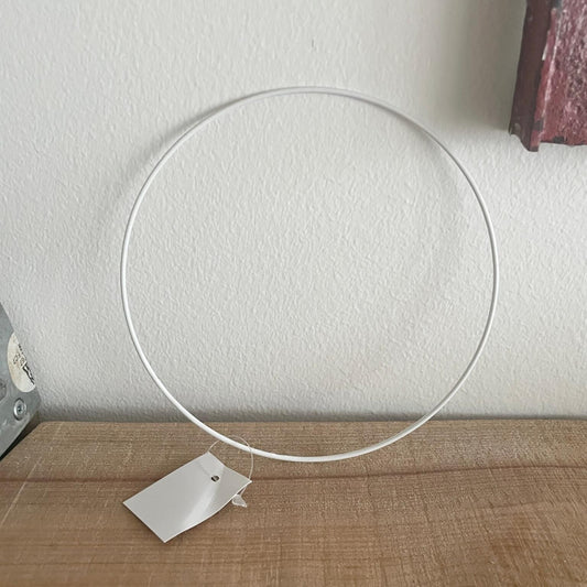 Metalring, hvid, 15 cm i emballage, stående