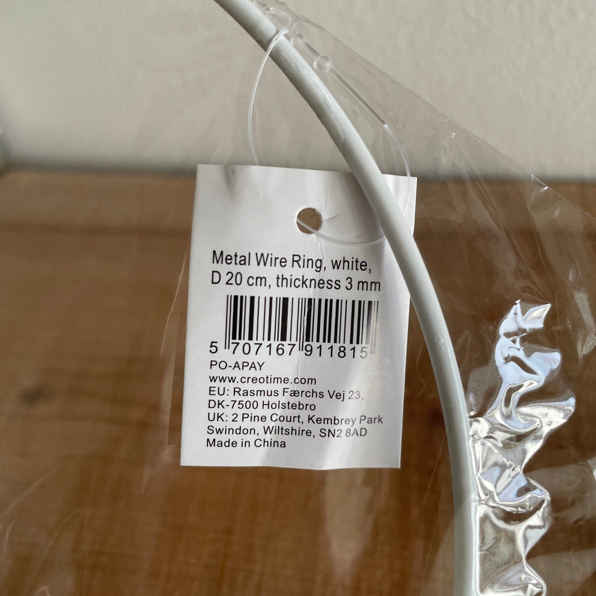 Metalring, hvid, 20 cm – nærbillede af etiket med mål og tykkelse 3 mm